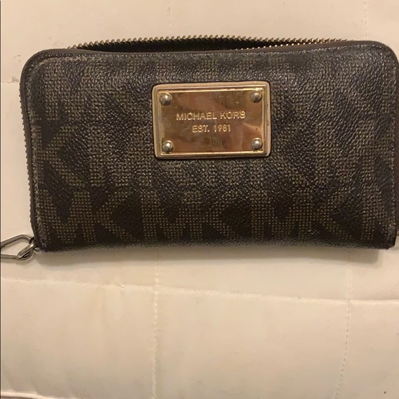Michael Kors wristlet - Picture 4 of 4